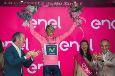 Asiago, İtalya 27 Mayıs 2017: Nairo Quintana (Movistar takım), pembe Jersey Asiago içinde bitirmek tur İtalya, 2017 sert dağına aşaması sonra podyumda en iyi binici.