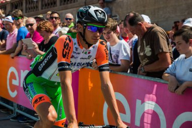 Pordenone, İtalya 27 Mayıs 2017: podyum imzalar başlamadan önce İtalya Bisiklet Turu 2017 zorlu dağ aşaması için otobüsten aktarılması profesyonel bisikletçi Bardiani bos takımının.