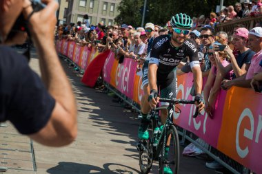 Pordenone, İtalya 27 Mayıs 2017: podyum imzalar başlamadan önce İtalya Bisiklet Turu 2017 zorlu dağ aşaması için otobüsten aktarılması profesyonel bisikletçi Bora Hansgrohe takımının.