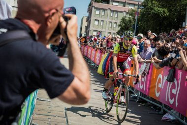 Pordenone, İtalya 27 Mayıs 2017: Profesyonel bisikletçi takımının tehlikeli Triestina podyum imzalar başlamadan önce İtalya Bisiklet Turu 2017 zorlu dağ aşaması için otobüsten aktarılması,.