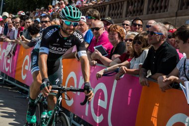 Pordenone, İtalya 27 Mayıs 2017: podyum imzalar başlamadan önce İtalya Bisiklet Turu 2017 zorlu dağ aşaması için otobüsten aktarılması profesyonel bisikletçi Bora Hansgrohe takımının.