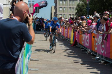 Pordenone, İtalya 27 Mayıs 2017: podyum imzalar başlamadan önce İtalya Bisiklet Turu 2017 zorlu dağ aşaması için otobüsten aktarılması profesyonel bisikletçi Gazprom takımının.