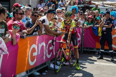 Pordenone, İtalya 27 Mayıs 2017: Profesyonel bisikletçiler mets fanı başlamadan önce İtalya Bisiklet turu 2017 zorlu dağ aşaması için podyum imzalar yakınındaki..