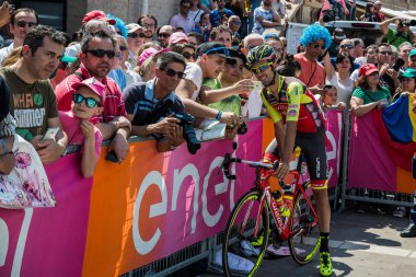 Pordenone, İtalya 27 Mayıs 2017: Profesyonel bisikletçiler mets fanı başlamadan önce İtalya Bisiklet turu 2017 zorlu dağ aşaması için podyum imzalar yakınındaki..