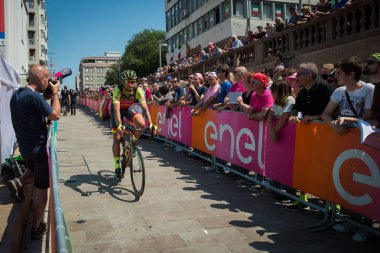 Pordenone, İtalya 27 Mayıs 2017: Profesyonel bisikletçi takımının tehlikeli Triestina podyum imzalar başlamadan önce İtalya Bisiklet Turu 2017 zorlu dağ aşaması için otobüsten aktarılması,.