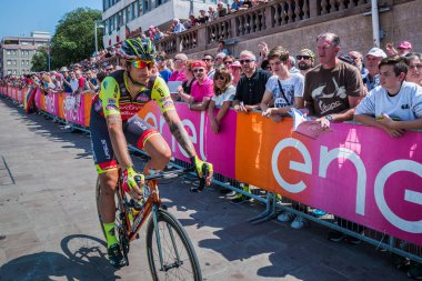 Pordenone, İtalya 27 Mayıs 2017: Profesyonel bisikletçi takımının tehlikeli Triestina podyum imzalar başlamadan önce İtalya Bisiklet Turu 2017 zorlu dağ aşaması için otobüsten aktarılması,.