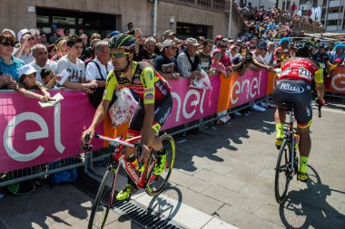 Pordenone, İtalya 27 Mayıs 2017: Profesyonel bisikletçi takımının tehlikeli Triestina podyum imzalar başlamadan önce İtalya Bisiklet Turu 2017 zorlu dağ aşaması için otobüsten aktarılması,.