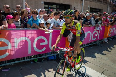 Pordenone, İtalya 27 Mayıs 2017: Profesyonel bisikletçi takımının tehlikeli Triestina podyum imzalar başlamadan önce İtalya Bisiklet Turu 2017 zorlu dağ aşaması için otobüsten aktarılması,.