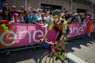 Pordenone, İtalya 27 Mayıs 2017: Profesyonel bisikletçi takımının tehlikeli Triestina podyum imzalar başlamadan önce İtalya Bisiklet Turu 2017 zorlu dağ aşaması için otobüsten aktarılması,.