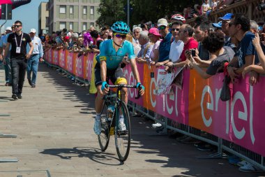 Pordenone, İtalya 27 Mayıs 2017: podyum imzalar başlamadan önce İtalya Bisiklet Turu 2017 zorlu dağ aşaması için otobüsten aktarılması profesyonel bisikletçi Astana Pro takım.