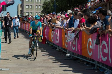 Pordenone, İtalya 27 Mayıs 2017: podyum imzalar başlamadan önce İtalya Bisiklet Turu 2017 zorlu dağ aşaması için otobüsten aktarılması profesyonel bisikletçi Astana Pro takım.