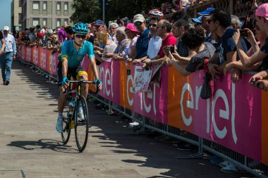 Pordenone, İtalya 27 Mayıs 2017: podyum imzalar başlamadan önce İtalya Bisiklet Turu 2017 zorlu dağ aşaması için otobüsten aktarılması profesyonel bisikletçi Astana Pro takım.