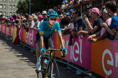 Pordenone, İtalya 27 Mayıs 2017: podyum imzalar başlamadan önce İtalya Bisiklet Turu 2017 zorlu dağ aşaması için otobüsten aktarılması profesyonel bisikletçi Astana Pro takım.