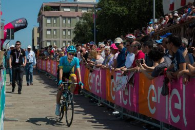 Pordenone, İtalya 27 Mayıs 2017: podyum imzalar başlamadan önce İtalya Bisiklet Turu 2017 zorlu dağ aşaması için otobüsten aktarılması profesyonel bisikletçi Astana Pro takım.