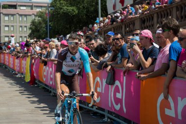 Pordenone, İtalya 27 Mayıs 2017: Profesyonel bisikletçi podyum imzalar başlamadan önce İtalya Bisiklet Turu 2017 zorlu dağ aşaması için otobüsten aktarılması Fdj takımının.