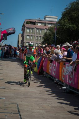 Pordenone, İtalya 27 Mayıs 2017: podyum imzalar başlamadan önce İtalya Bisiklet Turu 2017 zorlu dağ aşaması için otobüsten aktarılması profesyonel bisikletçi Bardiani bos takımının.