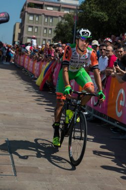 Pordenone, İtalya 27 Mayıs 2017: podyum imzalar başlamadan önce İtalya Bisiklet Turu 2017 zorlu dağ aşaması için otobüsten aktarılması profesyonel bisikletçi Bardiani bos takımının.