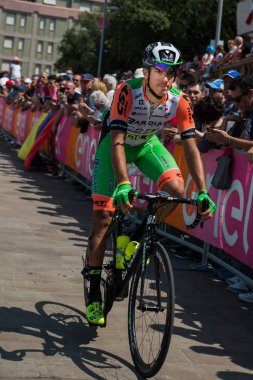 Pordenone, İtalya 27 Mayıs 2017: podyum imzalar başlamadan önce İtalya Bisiklet Turu 2017 zorlu dağ aşaması için otobüsten aktarılması profesyonel bisikletçi Bardiani bos takımının.