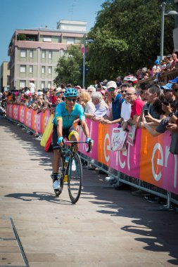 Pordenone, İtalya 27 Mayıs 2017: podyum imzalar başlamadan önce İtalya Bisiklet Turu 2017 zorlu dağ aşaması için otobüsten aktarılması profesyonel bisikletçi Astana Pro takım.