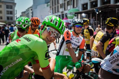 Pordenone, İtalya 27 Mayıs 2017: Davide Formolo, Cannondale takım, İtalya Bisiklet Turu 2017 başlamadan önce bir zorlu dağ aşaması için grup gülümseyen.