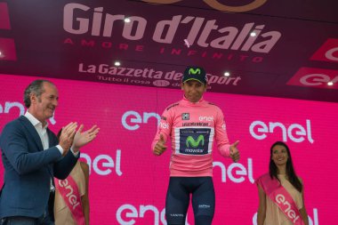 Asiago, İtalya 27 Mayıs 2017: Nairo Quintana (Movistar takım), pembe Jersey Asiago içinde bitirmek tur İtalya, 2017 sert dağına aşaması sonra podyumda en iyi binici.
