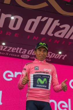 Asiago, İtalya 27 Mayıs 2017: Nairo Quintana (Movistar takım), pembe Jersey Asiago içinde bitirmek tur İtalya, 2017 sert dağına aşaması sonra podyumda en iyi binici.