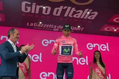 Asiago, İtalya 27 Mayıs 2017: Nairo Quintana (Movistar takım), pembe Jersey Asiago içinde bitirmek tur İtalya, 2017 sert dağına aşaması sonra podyumda en iyi binici.