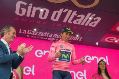 Asiago, İtalya 27 Mayıs 2017: Nairo Quintana (Movistar takım), pembe Jersey Asiago içinde bitirmek tur İtalya, 2017 sert dağına aşaması sonra podyumda en iyi binici.