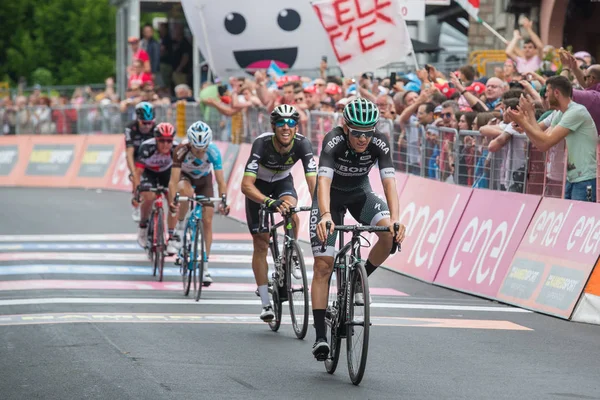 Asiago Italia Mayo 2017 Grupo Ciclistas Profesionales Pasa Línea Meta — Foto de Stock