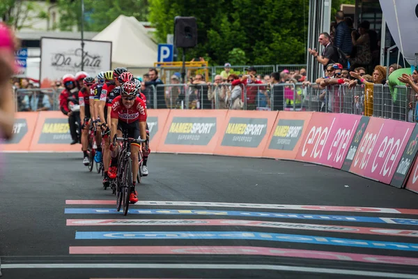 Asiago Italia Mayo 2017 Grupo Ciclistas Profesionales Pasa Línea Meta — Foto de Stock