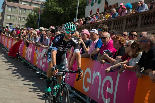 Pordenone, İtalya 27 Mayıs 2017: podyum imzalar başlamadan önce İtalya Bisiklet Turu 2017 zorlu dağ aşaması için otobüsten aktarılması profesyonel bisikletçi Bora Hansgrohe takımının.