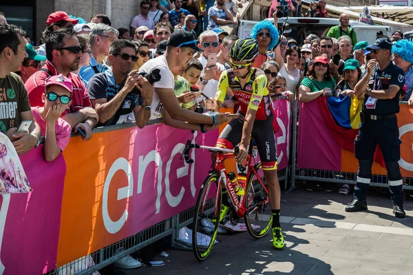 Pordenone, İtalya 27 Mayıs 2017: Profesyonel bisikletçiler mets fanı başlamadan önce İtalya Bisiklet turu 2017 zorlu dağ aşaması için podyum imzalar yakınındaki..