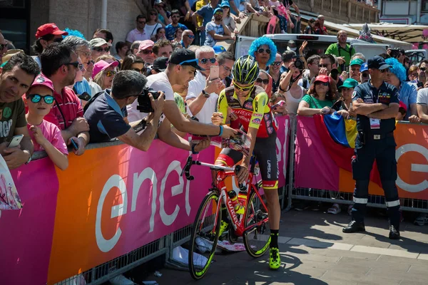 Pordenone, İtalya 27 Mayıs 2017: Profesyonel bisikletçiler mets fanı başlamadan önce İtalya Bisiklet turu 2017 zorlu dağ aşaması için podyum imzalar yakınındaki..