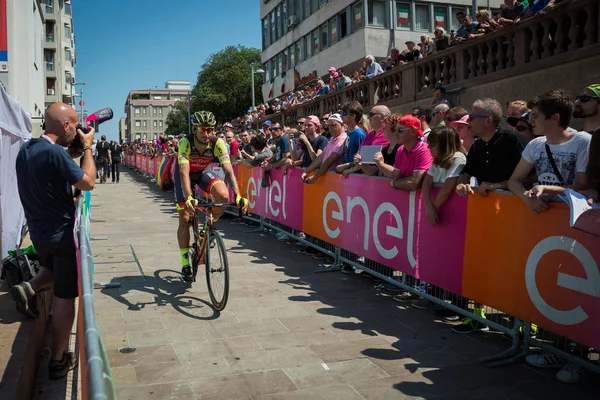 Pordenone, İtalya 27 Mayıs 2017: Profesyonel bisikletçi takımının tehlikeli Triestina podyum imzalar başlamadan önce İtalya Bisiklet Turu 2017 zorlu dağ aşaması için otobüsten aktarılması,.