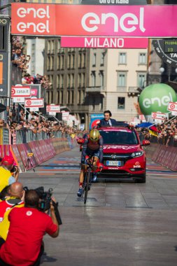 Milano, İtalya 28 Mayıs 2017: Vincenzo Nibali, geçen zaman deneme aşamasında tur, İtalya 2017 varış ile Milano zor yarış 21 gün sonra bitiş çizgisine üzerinde takım Bahreyn.