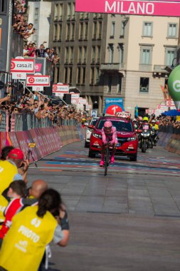 Milano, İtalya 28 Mayıs 2017: Nairo Quintana Movistar takımı, Milano, İtalya 2017 tur bitiş çizgisine üzerinde pembe Jersey'nın bu sürümünde tur Tom Doumulin arkasında 30 saniye için kaybetti.