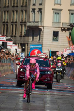 Milano, İtalya 28 Mayıs 2017: Nairo Quintana Movistar takımı, Milano, İtalya 2017 tur bitiş çizgisine üzerinde pembe Jersey'nın bu sürümünde tur Tom Doumulin arkasında 30 saniye için kaybetti.