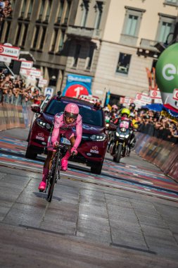 Milano, İtalya 28 Mayıs 2017: Nairo Quintana Movistar takımı, Milano, İtalya 2017 tur bitiş çizgisine üzerinde pembe Jersey'nın bu sürümünde tur Tom Doumulin arkasında 30 saniye için kaybetti.