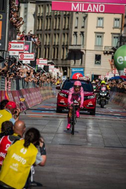 Milano, İtalya 28 Mayıs 2017: Nairo Quintana Movistar takımı, Milano, İtalya 2017 tur bitiş çizgisine üzerinde pembe Jersey'nın bu sürümünde tur Tom Doumulin arkasında 30 saniye için kaybetti.