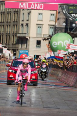 Milano, İtalya 28 Mayıs 2017: Nairo Quintana Movistar takımı, Milano, İtalya 2017 tur bitiş çizgisine üzerinde pembe Jersey'nın bu sürümünde tur Tom Doumulin arkasında 30 saniye için kaybetti.