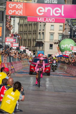 Milano, İtalya 28 Mayıs 2017: Nairo Quintana Movistar takımı, Milano, İtalya 2017 tur bitiş çizgisine üzerinde pembe Jersey'nın bu sürümünde tur Tom Doumulin arkasında 30 saniye için kaybetti.