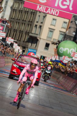 Milano, İtalya 28 Mayıs 2017: Nairo Quintana Movistar takımı, Milano, İtalya 2017 tur bitiş çizgisine üzerinde pembe Jersey'nın bu sürümünde tur Tom Doumulin arkasında 30 saniye için kaybetti.
