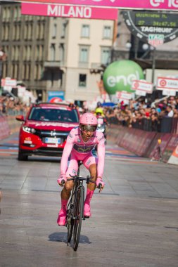 Milano, İtalya 28 Mayıs 2017: Nairo Quintana Movistar takımı, Milano, İtalya 2017 tur bitiş çizgisine üzerinde pembe Jersey'nın bu sürümünde tur Tom Doumulin arkasında 30 saniye için kaybetti.