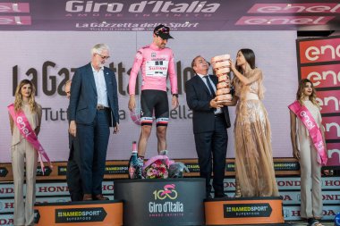 Milano, İtalya 28 Mayıs 2017: Tom Doumulin, Sunweb takım, podyum Milano İtalya 2017 tur onun zaferi kutluyor ve sıkılaştırır, ilk kez, yarış sonsuz kupa sembolü.