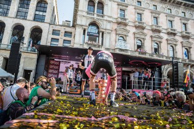 Milano, İtalya 28 Mayıs 2017: Tom Doumulin Sunweb takım Milano podyumda arkadaşları ile İtalya 2017 tur onun zaferi kutluyor.