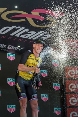 Milano, İtalya 28 Mayıs 2017: Jos Van Emden, loto Jumbo takım, Milano podyumda gün sahne onun zaferi kutluyor. İtalya 2017 Tur son günü.
