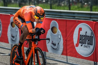 Monza, İtalya 28 Mayıs 2017: Profesyonel bisikletçi, Ccc ekibi, son zaman deneme aşamasında İtalya 2017 tur, Formula 1 devre Monza ve varış Milano'da bir tur ile sırasında.