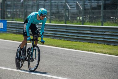 Monza, İtalya 28 Mayıs 2017: Profesyonel bisikletçi, Astana Team Pro, girişin aşamasında son zaman deneme İtalya 2017 tur, Formula 1 devre Monza ve varış Milano'da bir tur ile.