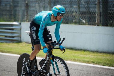 Monza, İtalya 28 Mayıs 2017: Profesyonel bisikletçi, Astana Team Pro, girişin aşamasında son zaman deneme İtalya 2017 tur, Formula 1 devre Monza ve varış Milano'da bir tur ile.