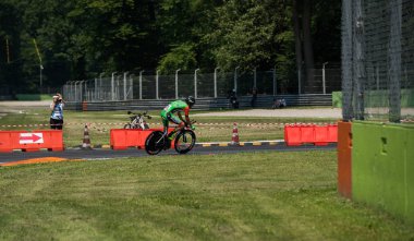 Monza, İtalya 28 Mayıs 2017: Profesyonel bisikletçi, Bardiani bos takım, son zaman deneme aşamasında İtalya 2017 tur, Formula 1 devre Monza ve varış Milano'da bir tur ile sırasında.